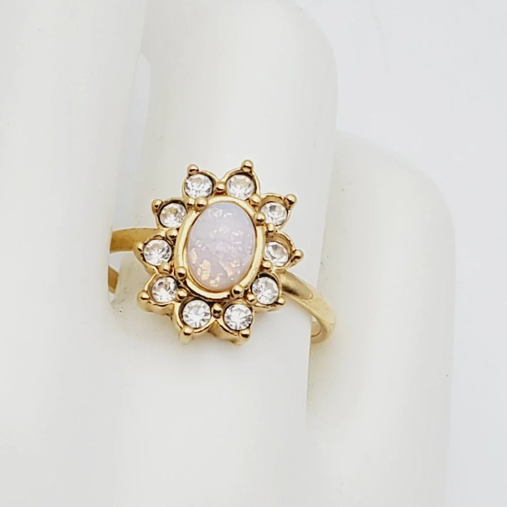 Avon Ring Gold Tone Fiery Opalesque Rhinestone Oval Classic Cocktail 8.75 1990s